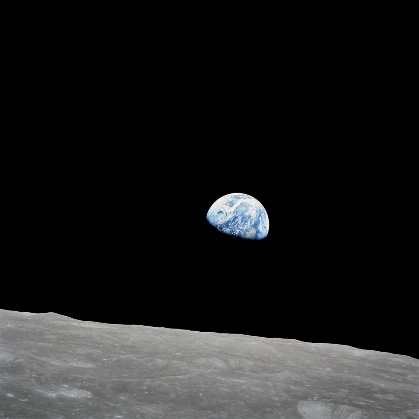 Die Erde geht über dem Mondhorizont auf, fotografiert von Apollo 8
